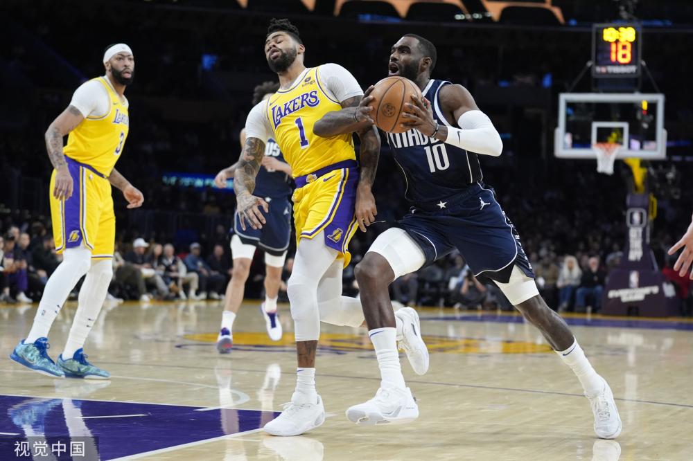 使他被迫在 使他被迫在